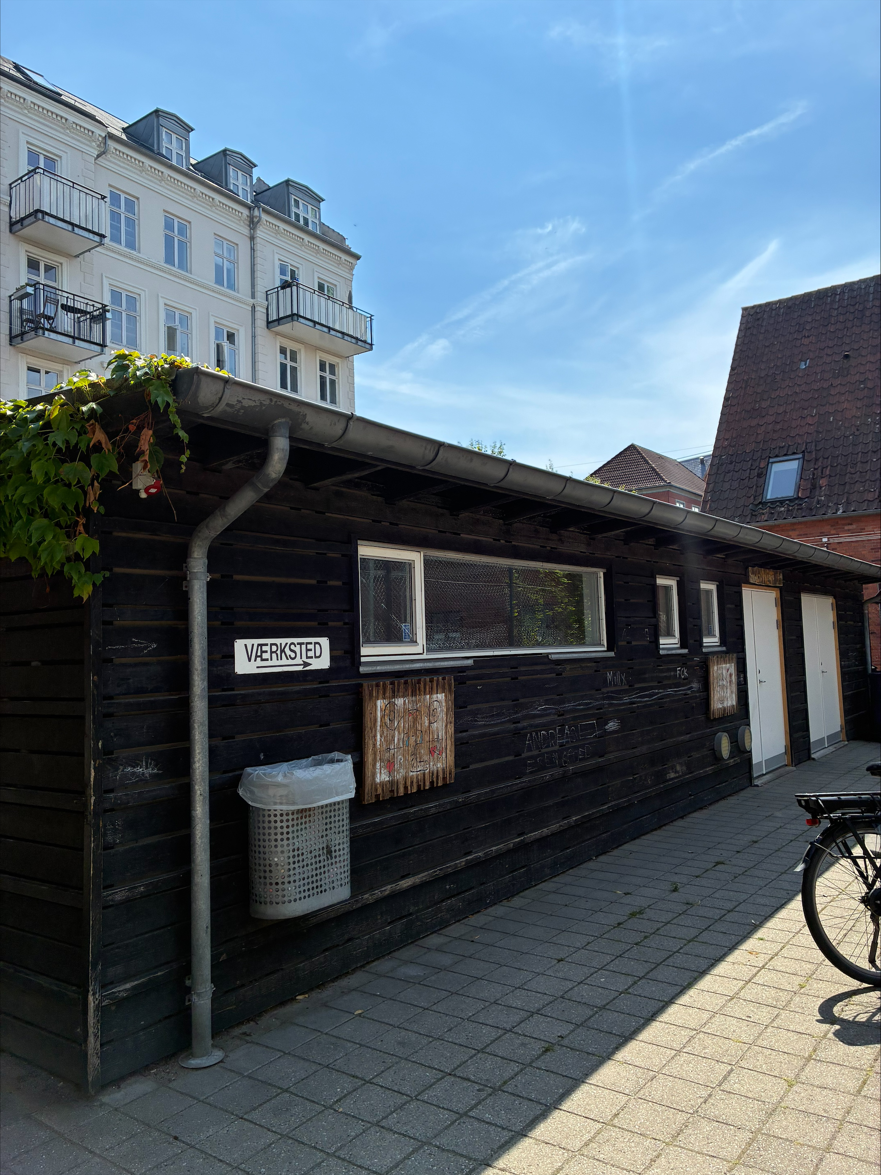 Udendørsområde med skilt til værksted