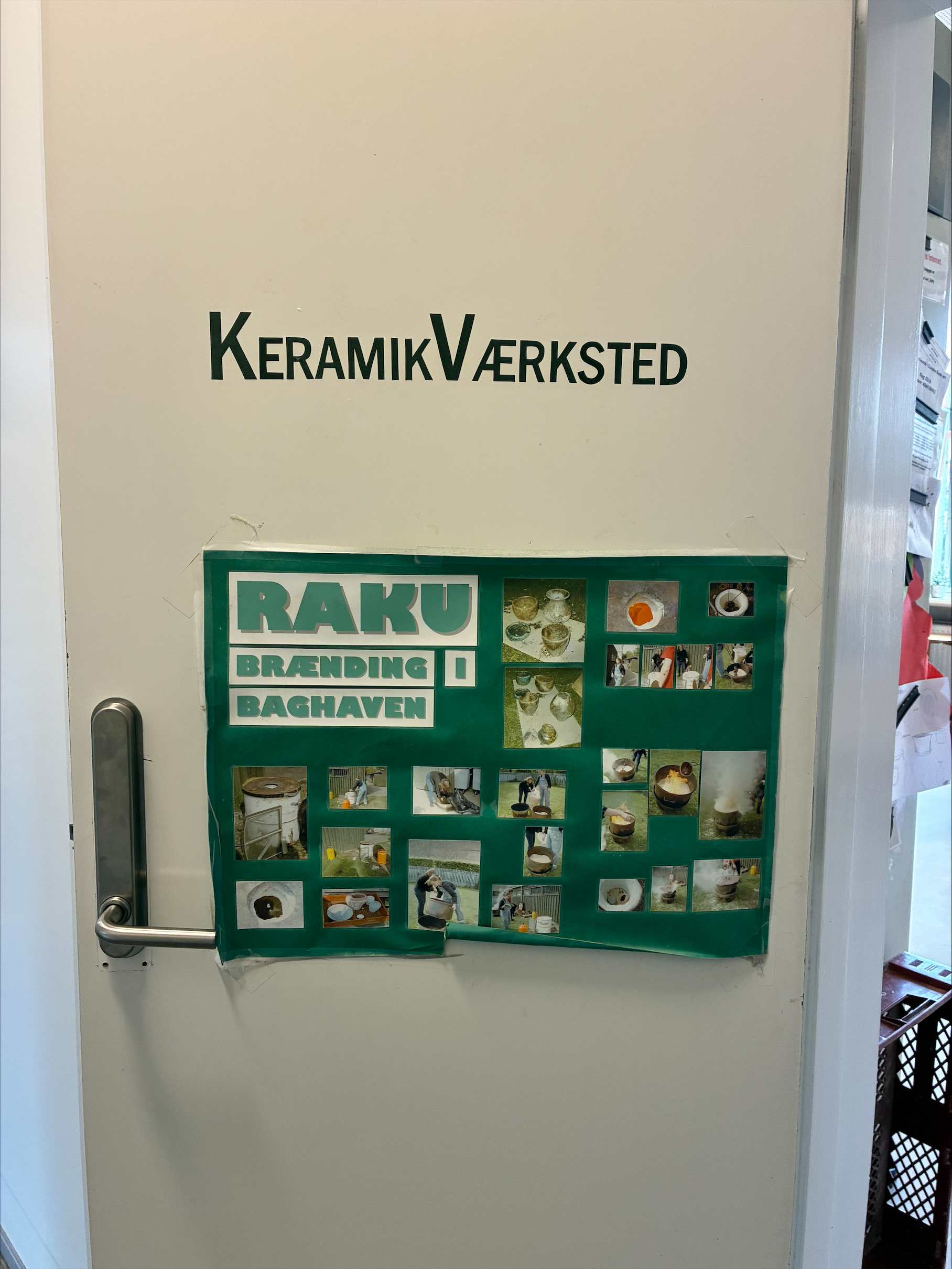 Plakat hvor der står information om Raku-brænding i baghaven