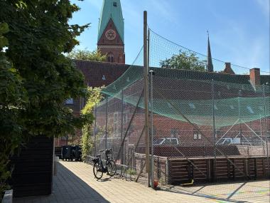 Boldbane med udsigt til kirke på Nørrebro